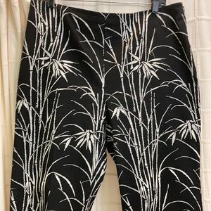 Talbots black / white print stretch capris